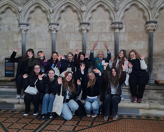 Salisbury Cathedral vedle Základní listiny svobod (Magna Charta)
